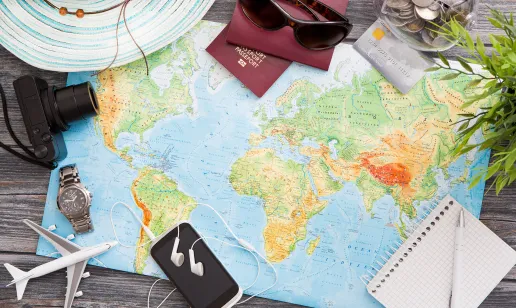 carte passeport appareil photo jouet avion sur la table